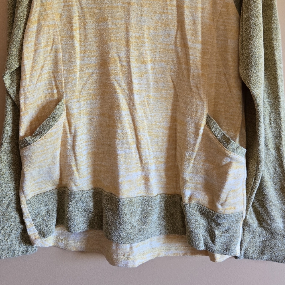 Vemvan Raglan Colorblock Top With Pockets, PTP=18" - Picture 2 of 4